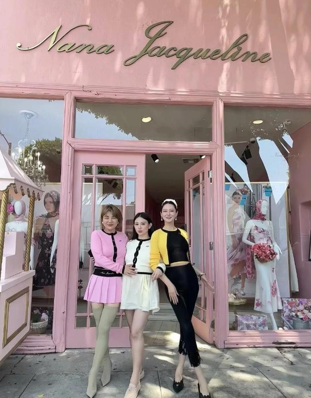 杨天真留学忙得起飞!上普拉提课出现小意外,穿田园风和好友聚餐