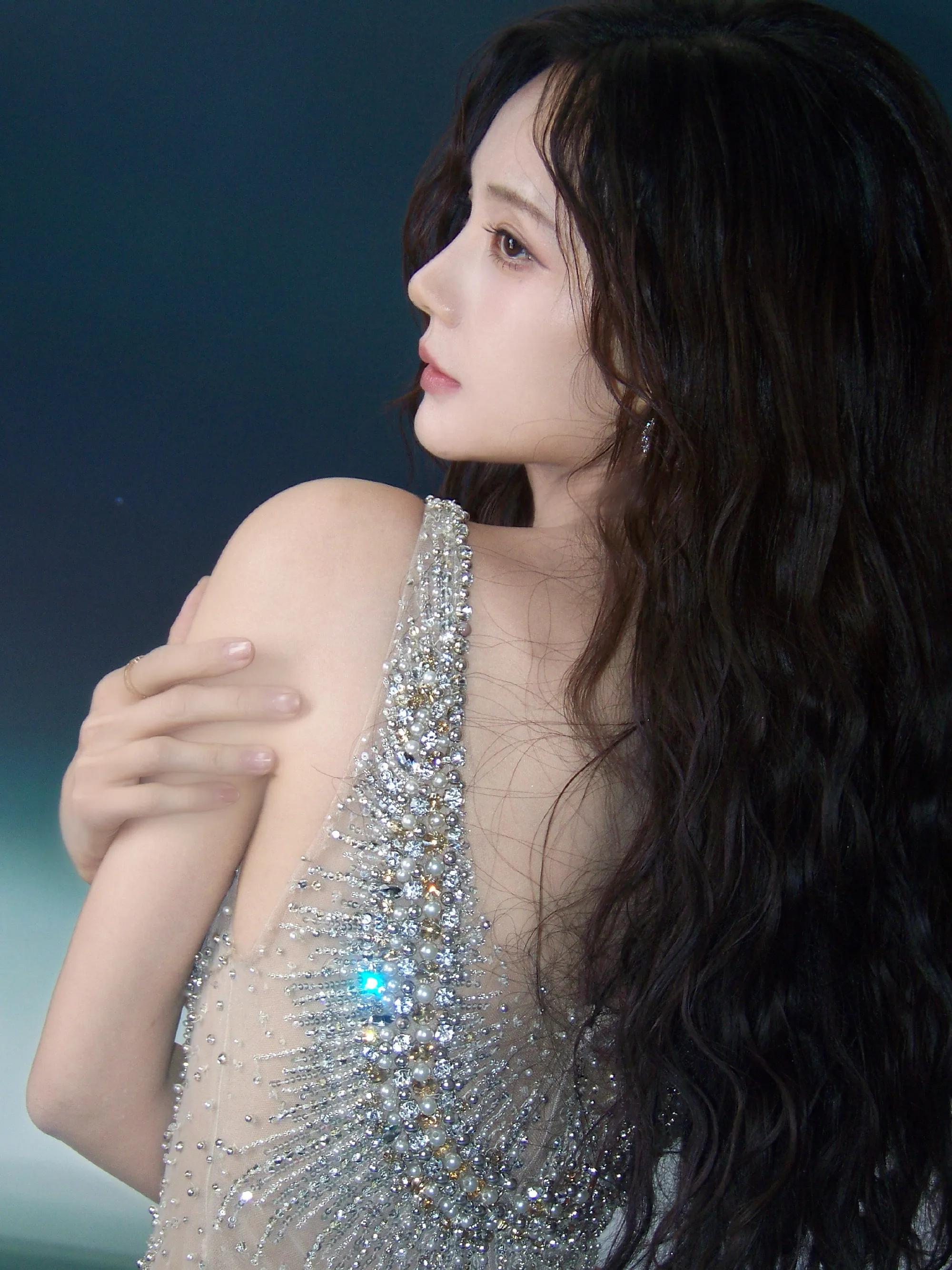 李一桐珍珠裙甜美迷人