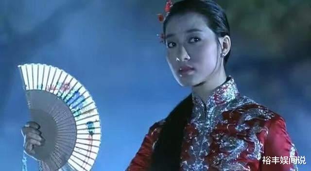 63岁“最美女鬼”王小凤健身！移居美国优雅老去，穿黑背心仍性感