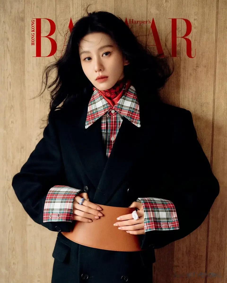 刘诗诗穿黑色喇叭长裙秀细腰 单手托腮五官抗打