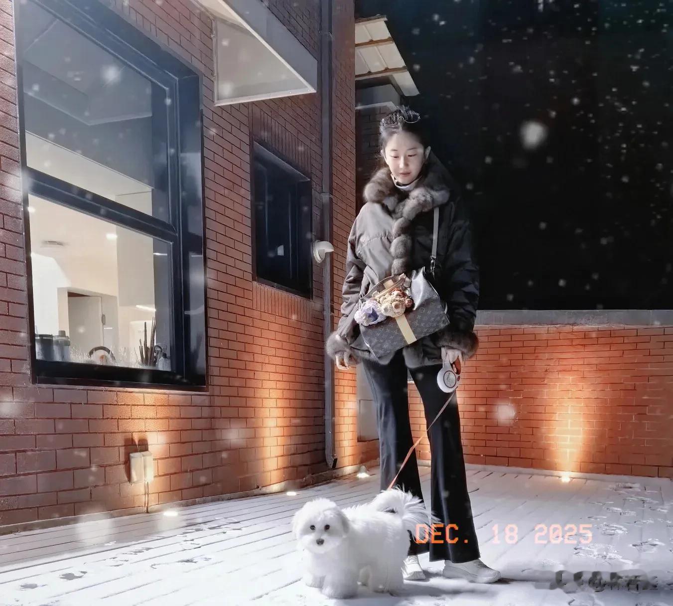 刘亦菲独自一人逛水晶店被偶遇,把墨镜搭在口罩上,俏皮又可爱!