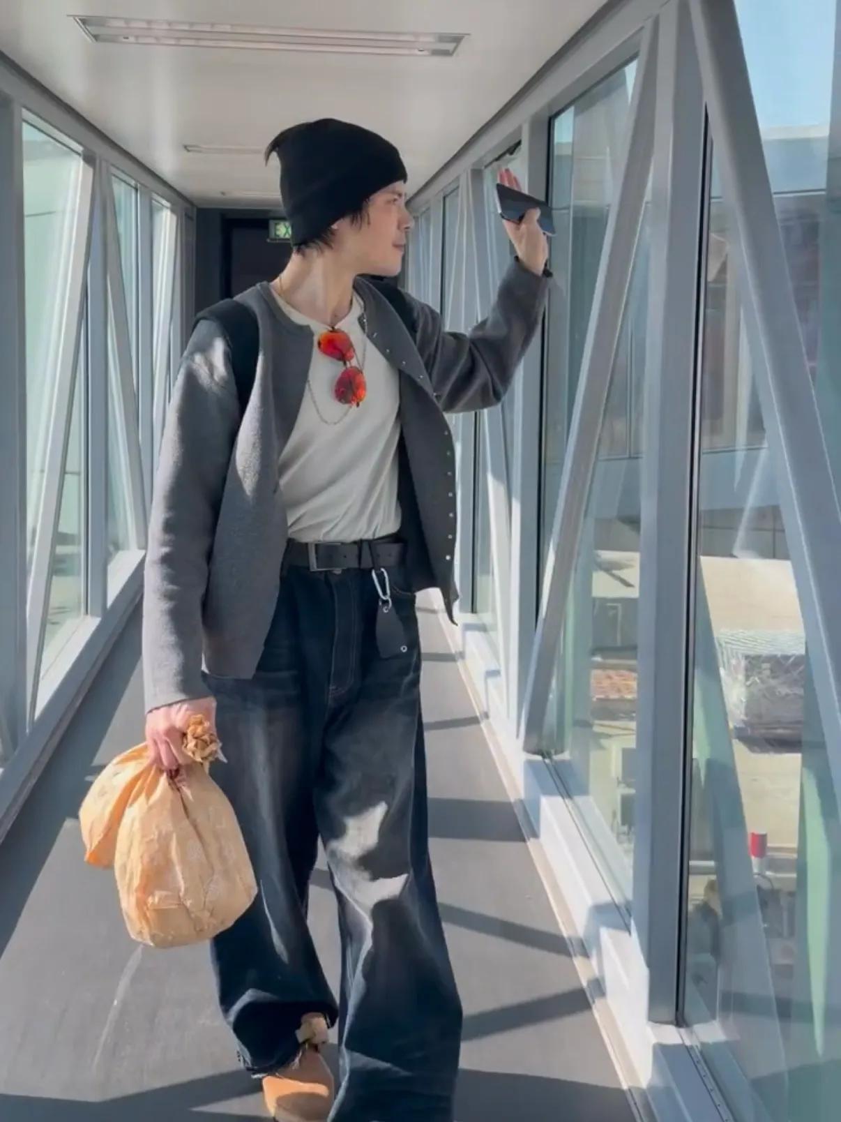 郭碧婷和女儿送向佐搭机，小奶黄依依不舍在爸爸怀里哭，惹人心疼