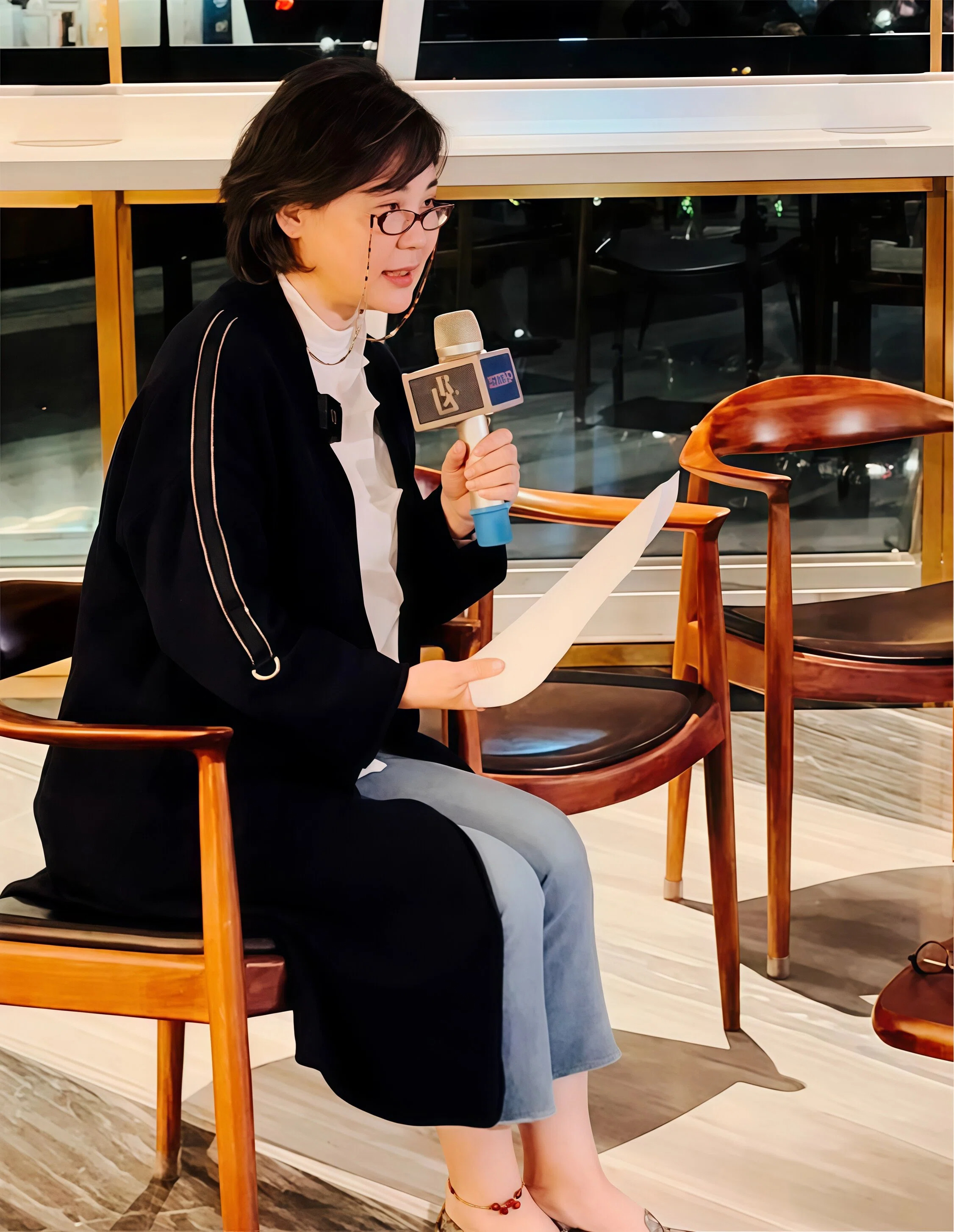 被丛珊的老年状态美到了：头发花白，衣着素雅，60+照样优雅高级