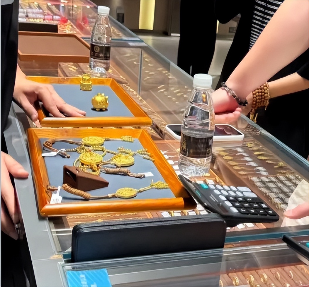 佟丽娅在深圳扫购黄金！头发稀少假发明显，满胳膊黄金手串太吸睛