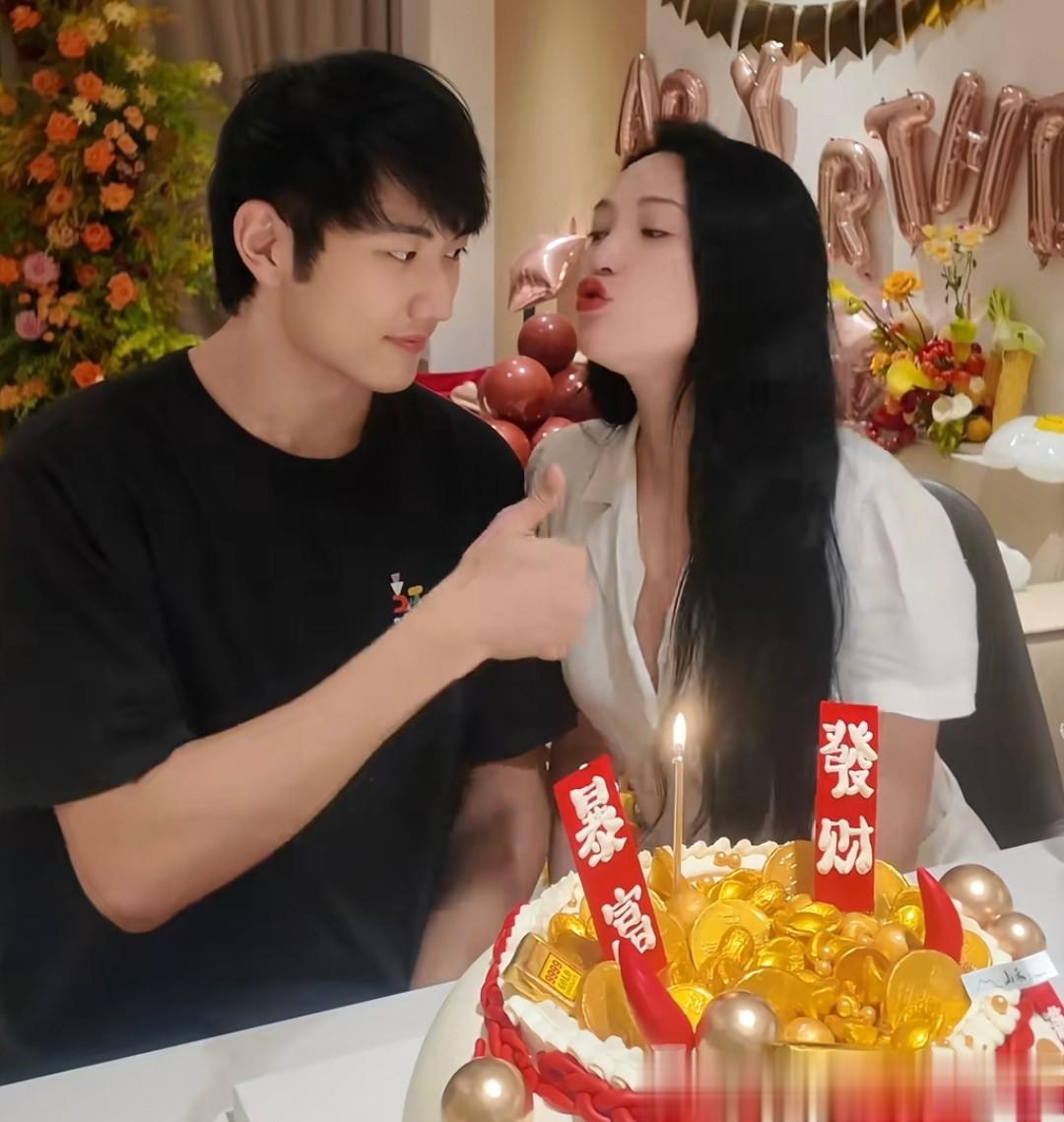 金莎为小17岁男友庆生,抱着孙丞潇不撒手,嘟嘴要亲亲一脸幸福