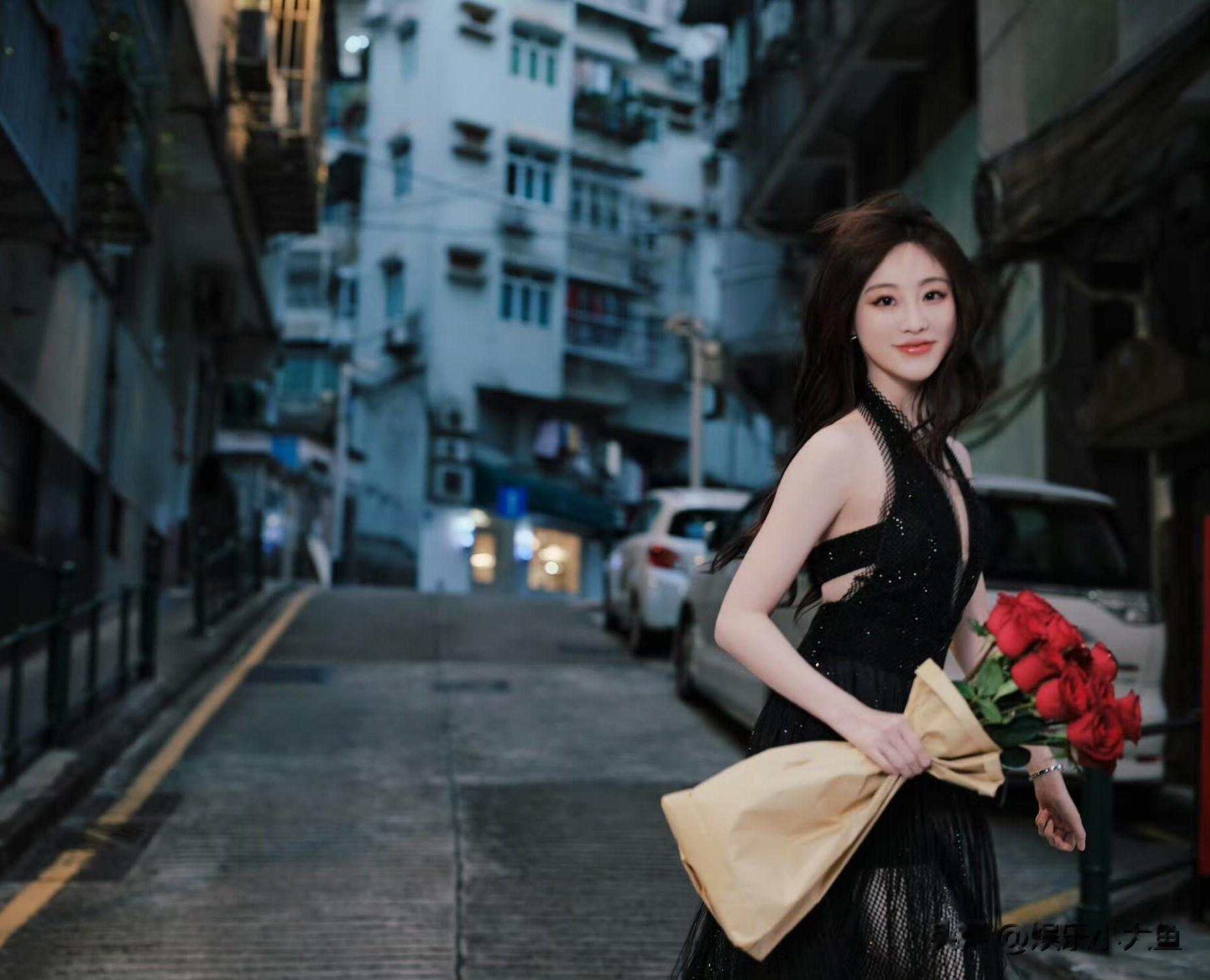 祝绪丹亮相实力派MAT年度盛典，身着黑纱礼裙勾勒出曼妙身姿好美