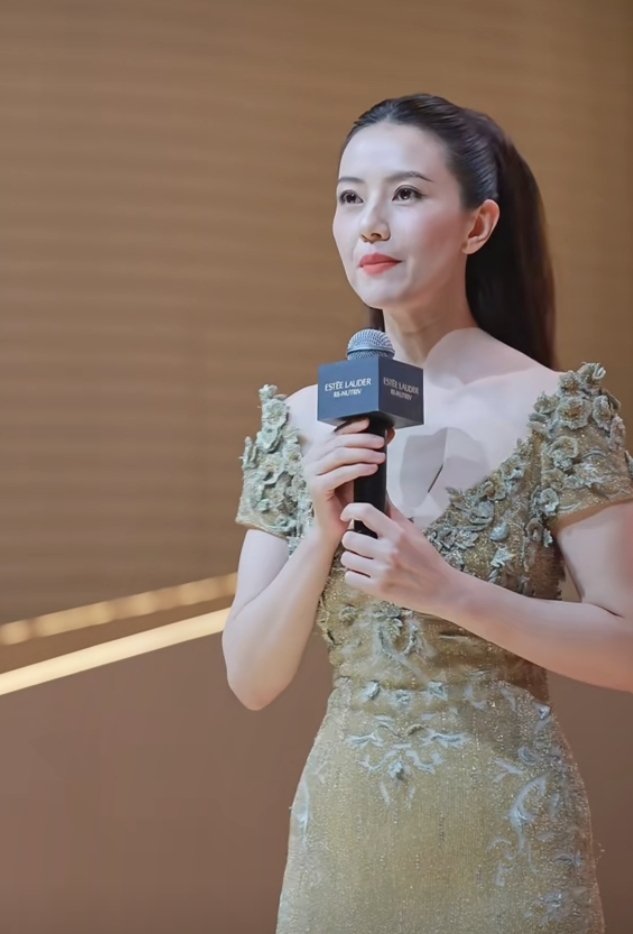 高圆圆一袭修身礼裙配高马尾亮相活动，颜值气质双在线