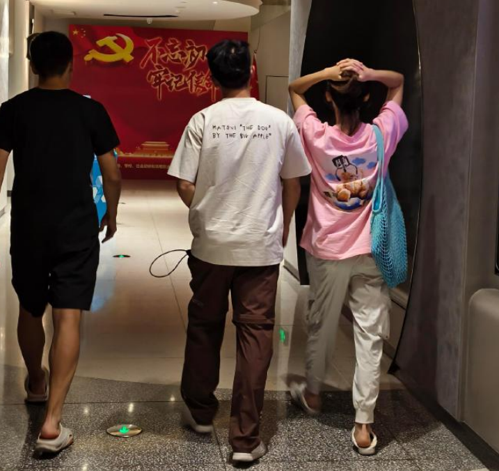 郑恺苗苗深夜约会看电影：结婚5年依旧甜蜜，穿拖鞋手挽手似热恋情侣