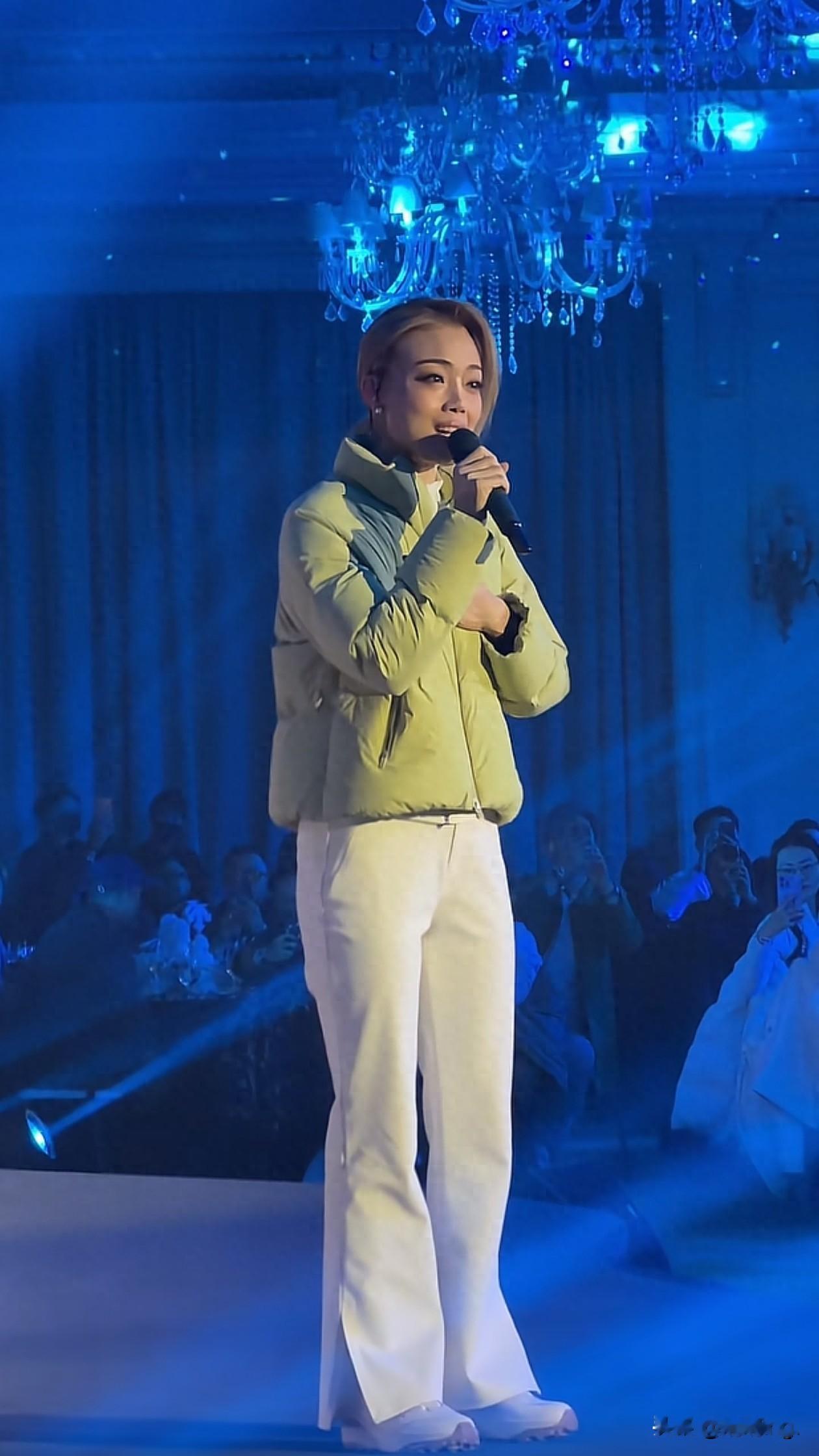 45岁容祖儿晚宴穿搭:羽绒服+低马尾+白裤子,减龄又保暖,像30岁