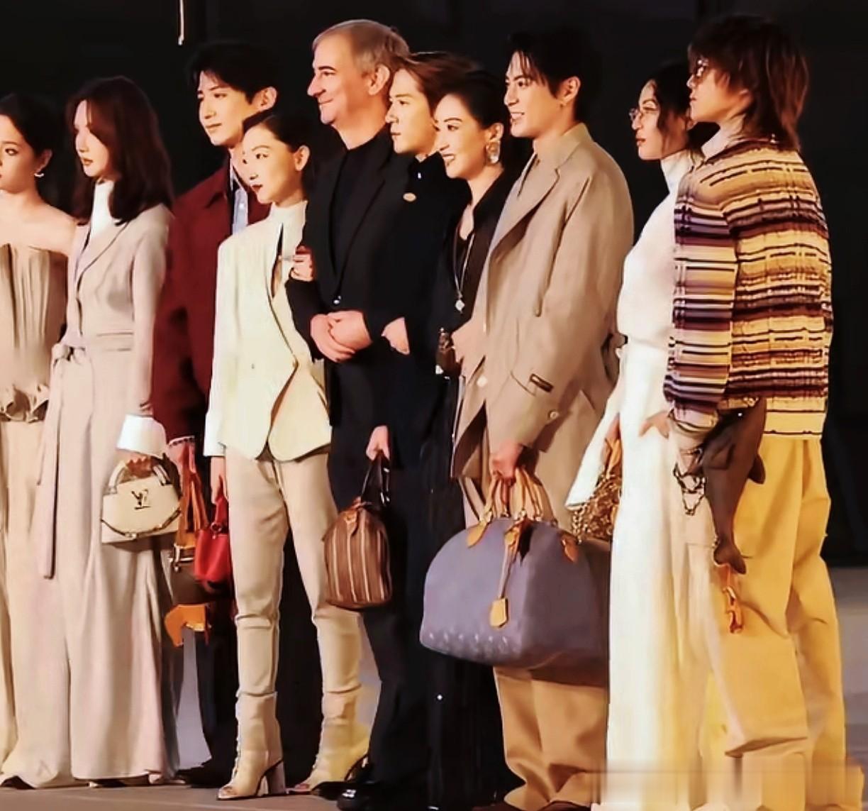 现在内娱小团体这么排外的吗？白敬亭参加活动被挤出画面