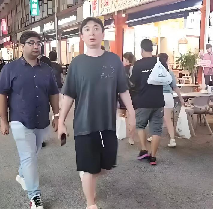 37岁王思聪现身新加坡机场，染红发扫脸过安检，模样有些狼狈！