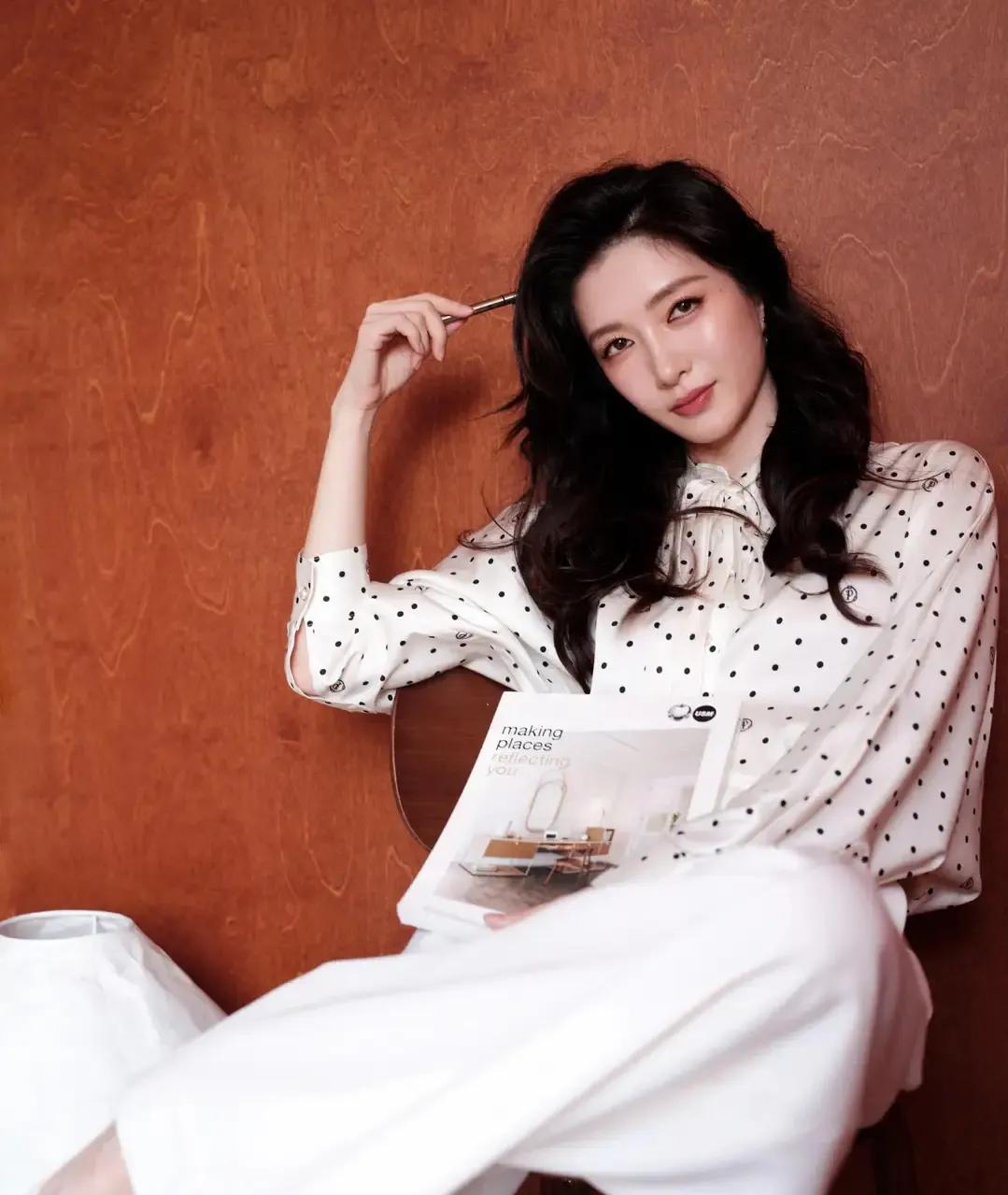 江疏影波点衬衫搭白裤,慵懒卷发配知性气质,美貌开挂