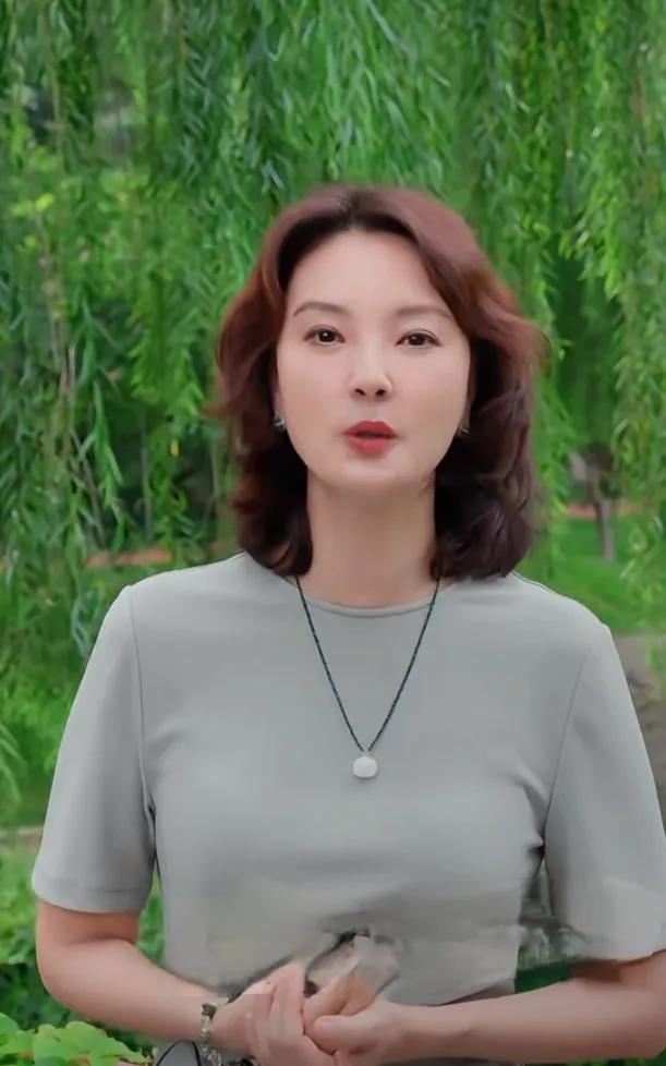 刘芳菲分享白露节气，身着浅灰色裙装搭配精致项链，尽显优雅气质
