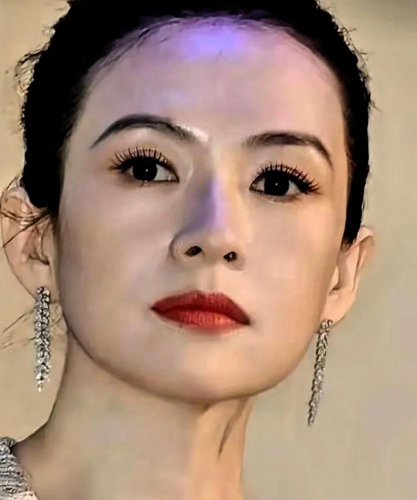 章子怡近照这状态也太绝了吧快50岁的人了穿着镂空针织衫很时尚