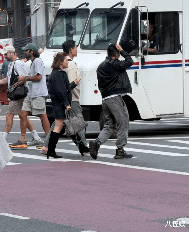 杨天真纽约被偶遇，脖前倾严重还有双下巴，与本人发的照片差别大