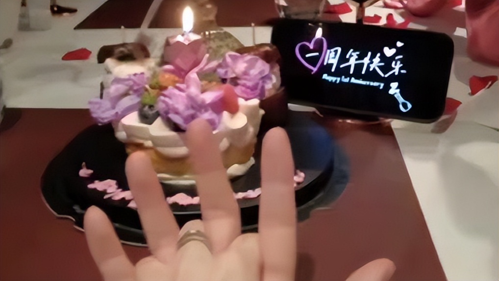 高露16岁女儿官宣恋情！与男友庆恋爱一周年，打扮成熟不像未成年