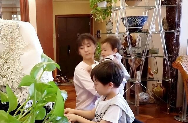 嫁大30岁的名导尤小刚，三年连生两娃，如今9岁儿子开始为她争光