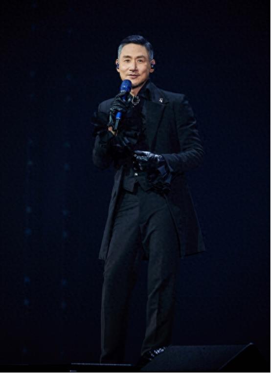 香港著名天王被指断崖式衰老，眉发皆花白，面容憔悴坚持开演唱会