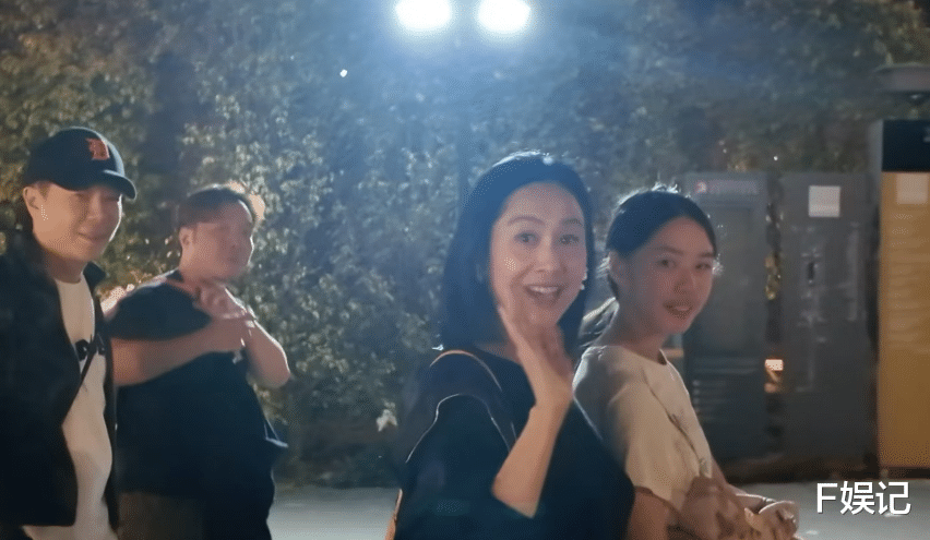 黄贯中一家三口去看演唱会 12岁女儿长相甜美与妈妈朱茵挽手走路