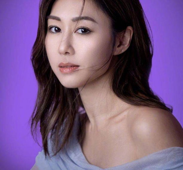 胡定欣短发惊艳全网，曹永廉一句“似阿妈”引爆网络，网友：这才是真朋友