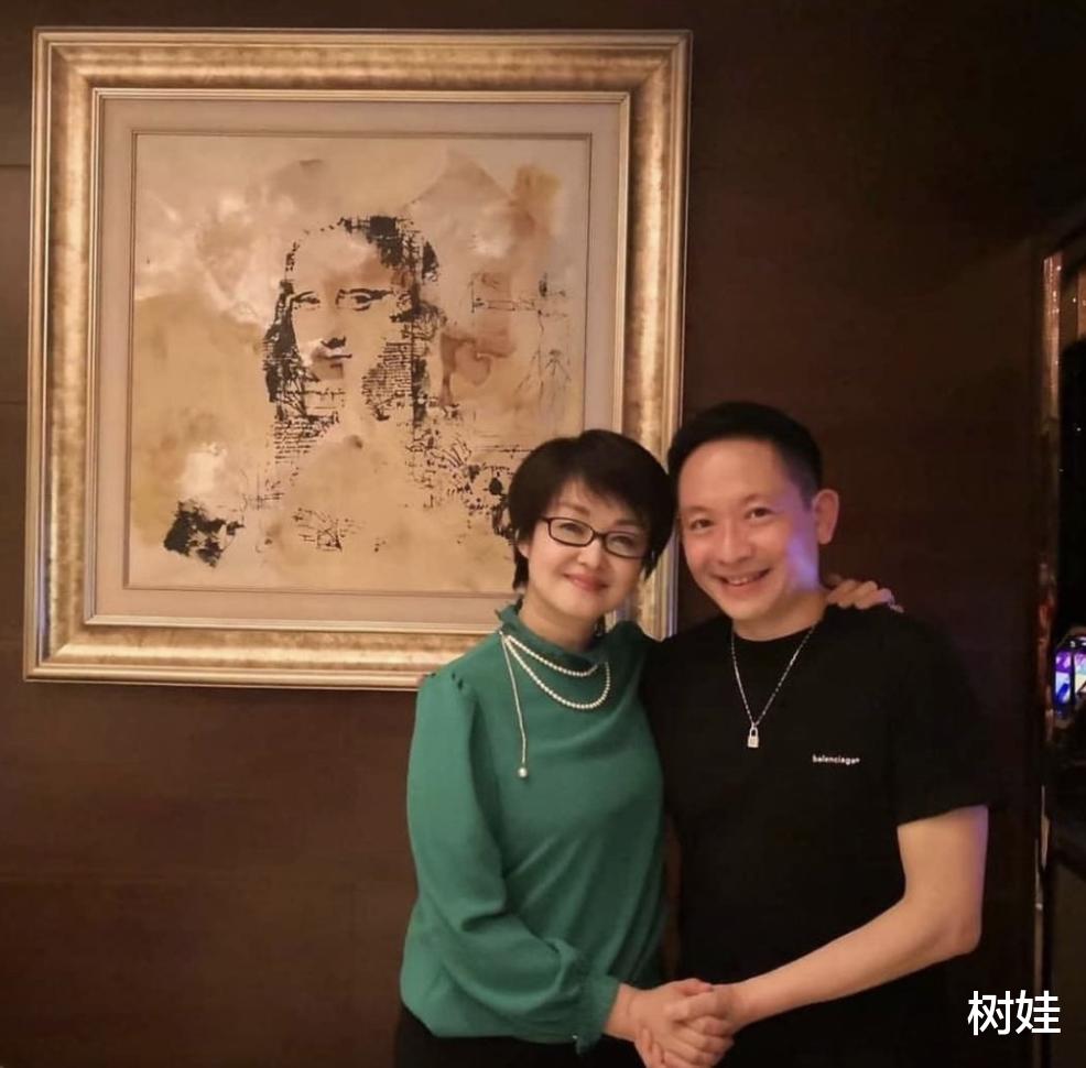 向华胜52岁遗孀罕现身，与55岁侄子合照气质温婉，丧夫11年没再婚