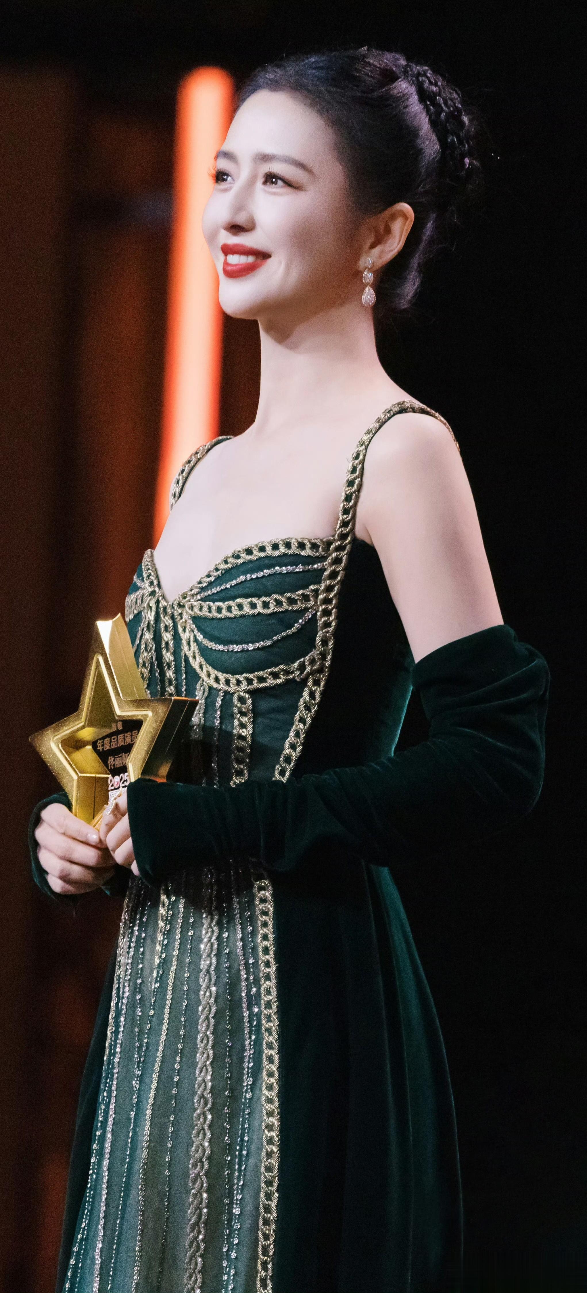 佟丽娅国剧盛典红毯造型，温婉如水的丫丫