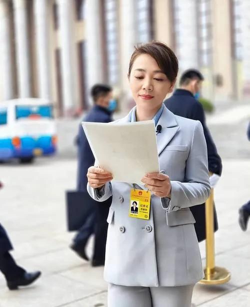 她是央视著名主持人,和丈夫分居多年,怀孕仍上班,风光后有心酸