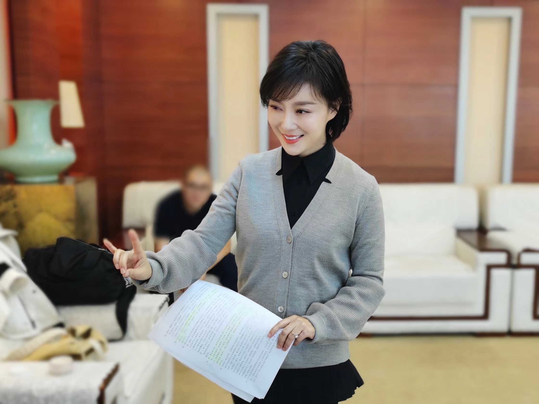 美女主持守护《梨园春》26年，如今潇洒转身，51岁不显老仍是单身