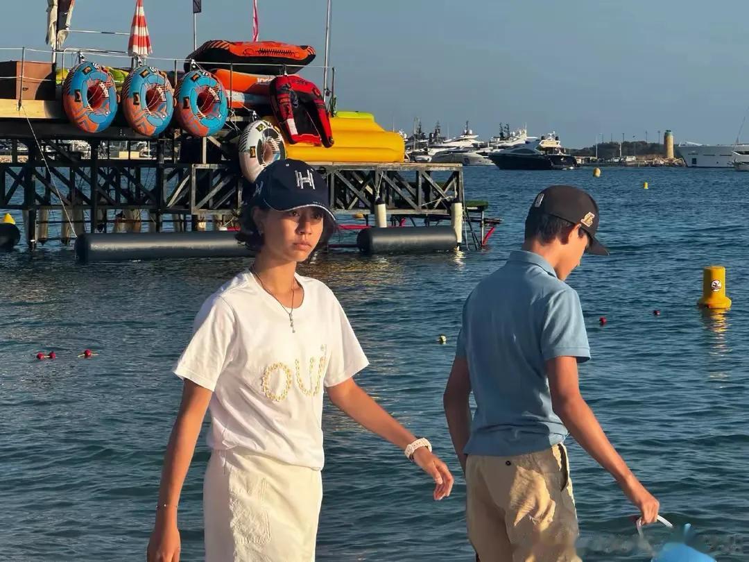 偶遇刘烨儿子陪妹妹霓娜骑马，15岁诺一打扮潦草粗糙，差点认不出