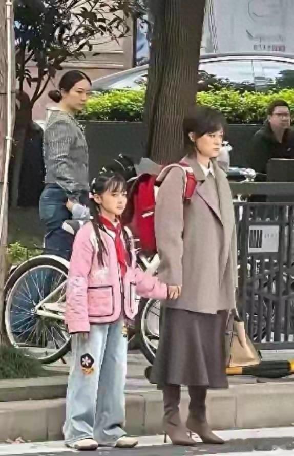 孙俪女儿近照流出，和妈妈撞脸到认不出，终于懂啥叫“基因开挂”