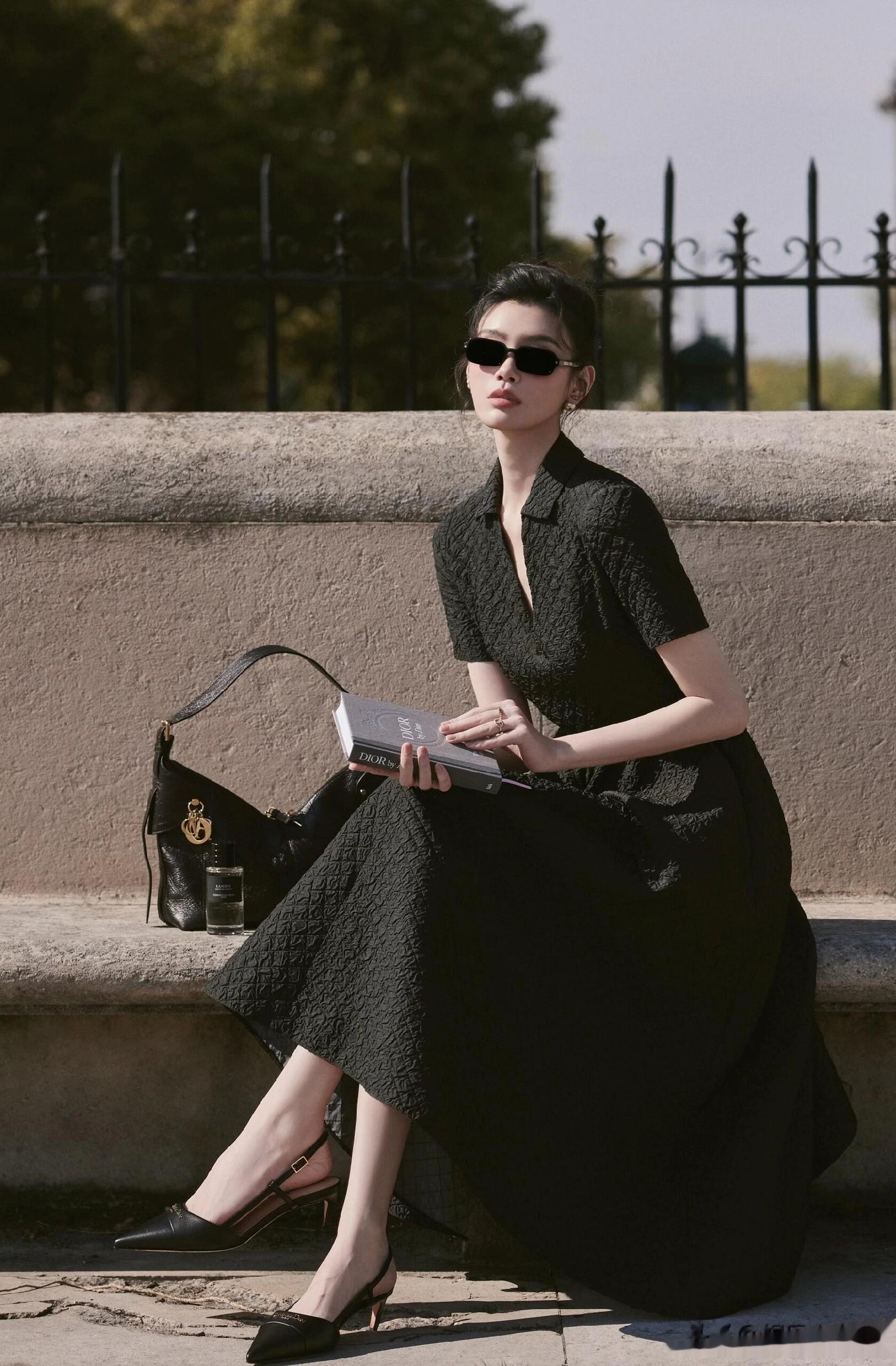 奚梦瑶出席巴黎时装周,一袭黑色束腰连衣裙优雅气质好漂亮!