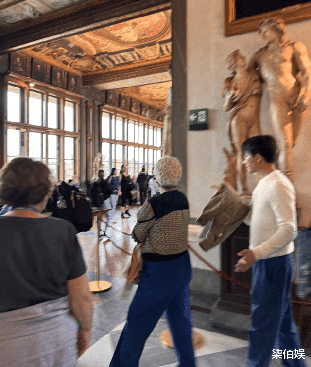 黄轩带妈妈和女友国外度假，晒得黝黑，黄妈妈慈眉善目打扮很贵气