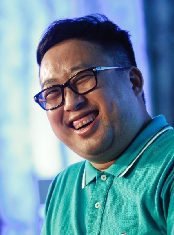 拒绝于正一年后，14岁网红素颜女孩官宣出道，好看真的能当饭吃！