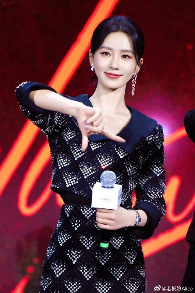 上海这一夜，被笑不露齿的刘诗诗惊艳，从不穿暴露礼服却艳压全场