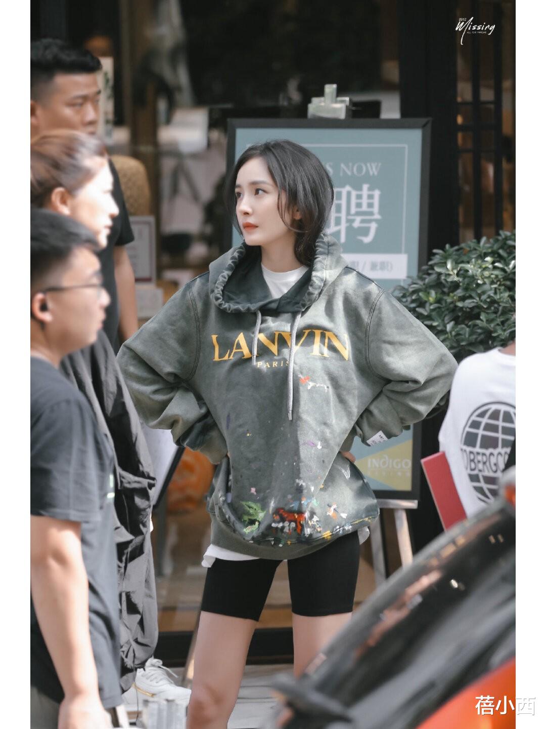 杨幂、张小裴又带火了一种新穿法：卫衣+短裤+平底鞋，时髦又减龄