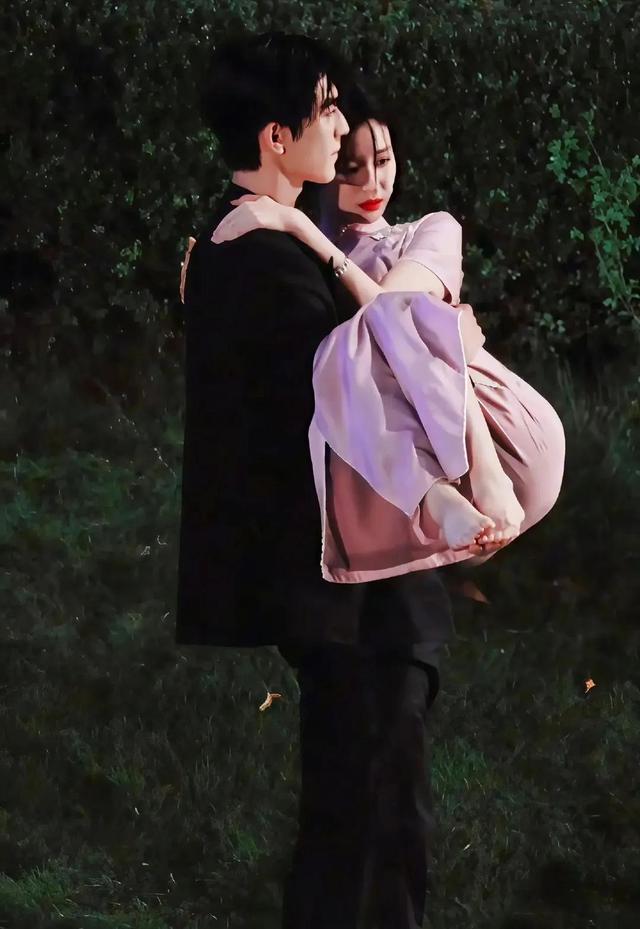 张凌赫王楚然落水公主抱！男的超帅，女的腰臀超美