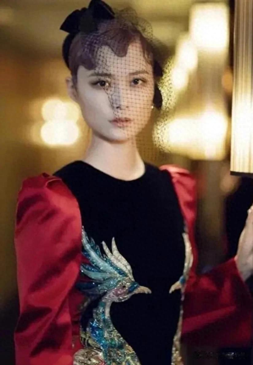 天呐，早前参加国外活动，李宇春这是什么造型，一个字“绝”