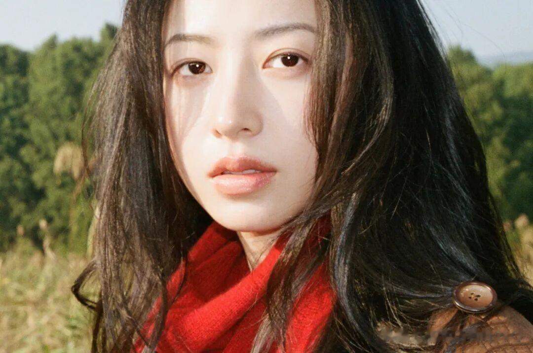 周雨彤壁纸,初冬电影感