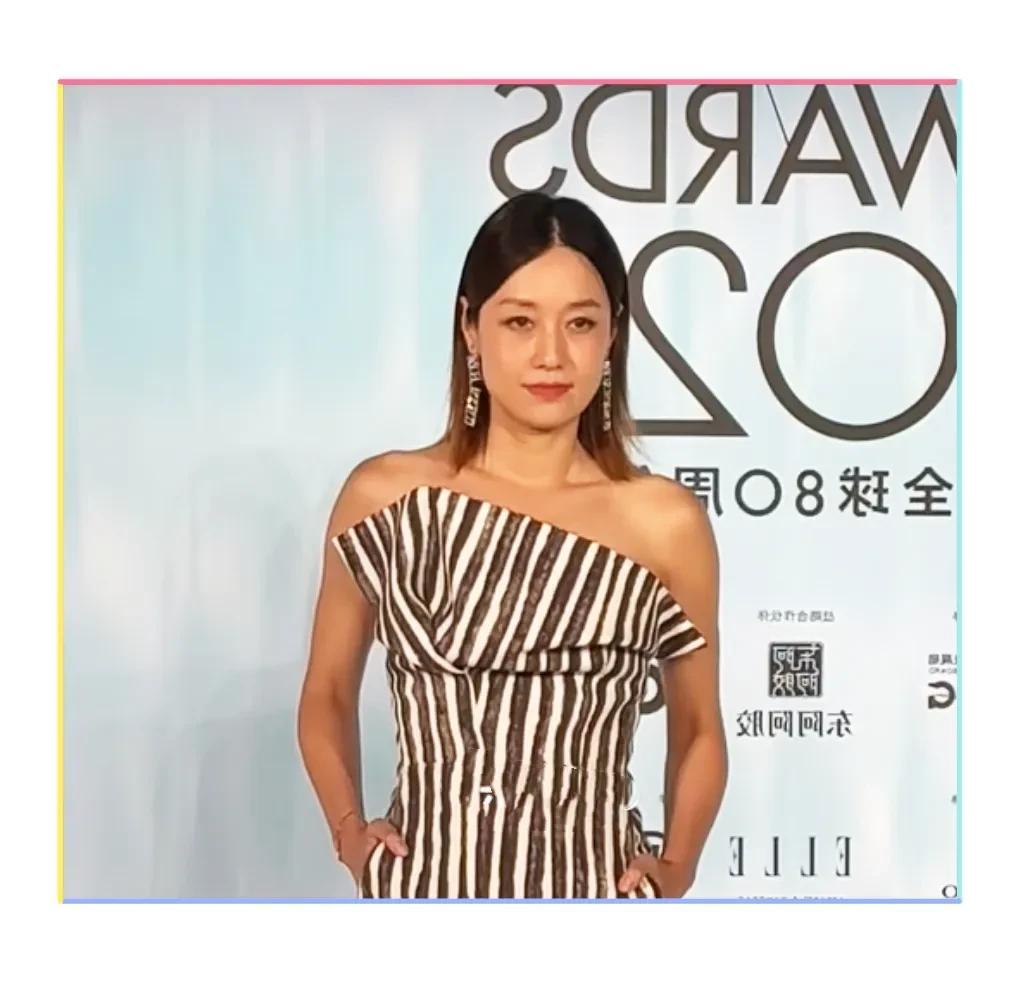 马伊琍ELLE红毯造型翻车，头发黏在脖子上，裙子被网友吐槽像斑马