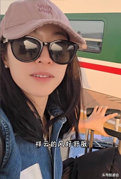 江一燕回大理只抢到站票，占别人位置被撵走，直接坐地上太接地气