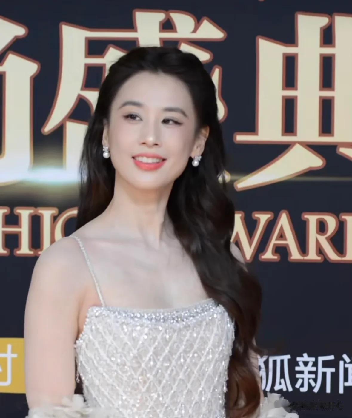 黄圣依离婚不到一年，近期状态像重返20岁:走路有风，眼里有光！