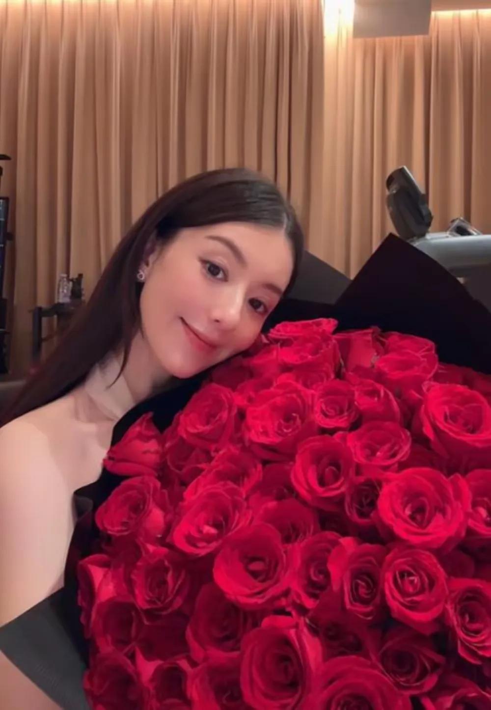 郭富城为爱妻庆生！方媛孕肚藏不住，四肢纤细人很美，俩女儿可爱