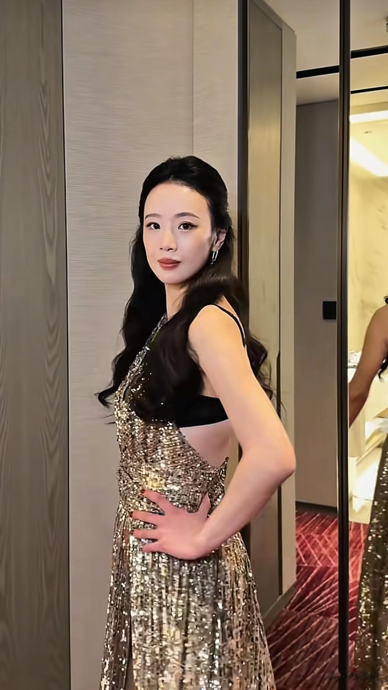 33岁李梦最新造型：微卷发+露背裙，尽显好身材，好有故事感的脸