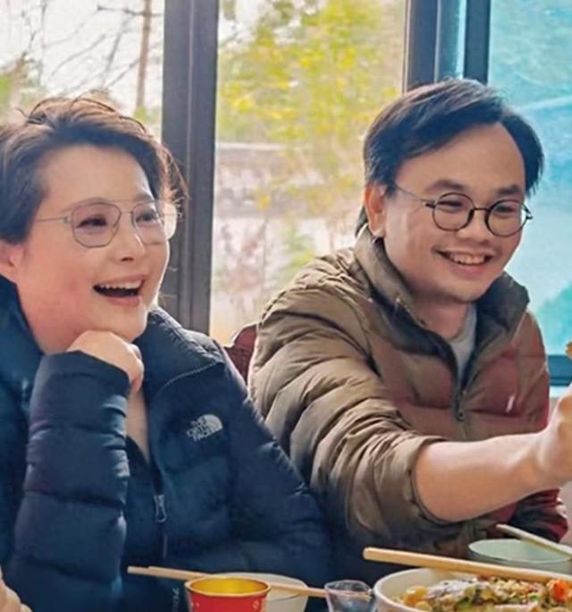 53岁袁立巴黎度假，瘦了有10斤颜值依旧在线，比小12岁老公还年轻