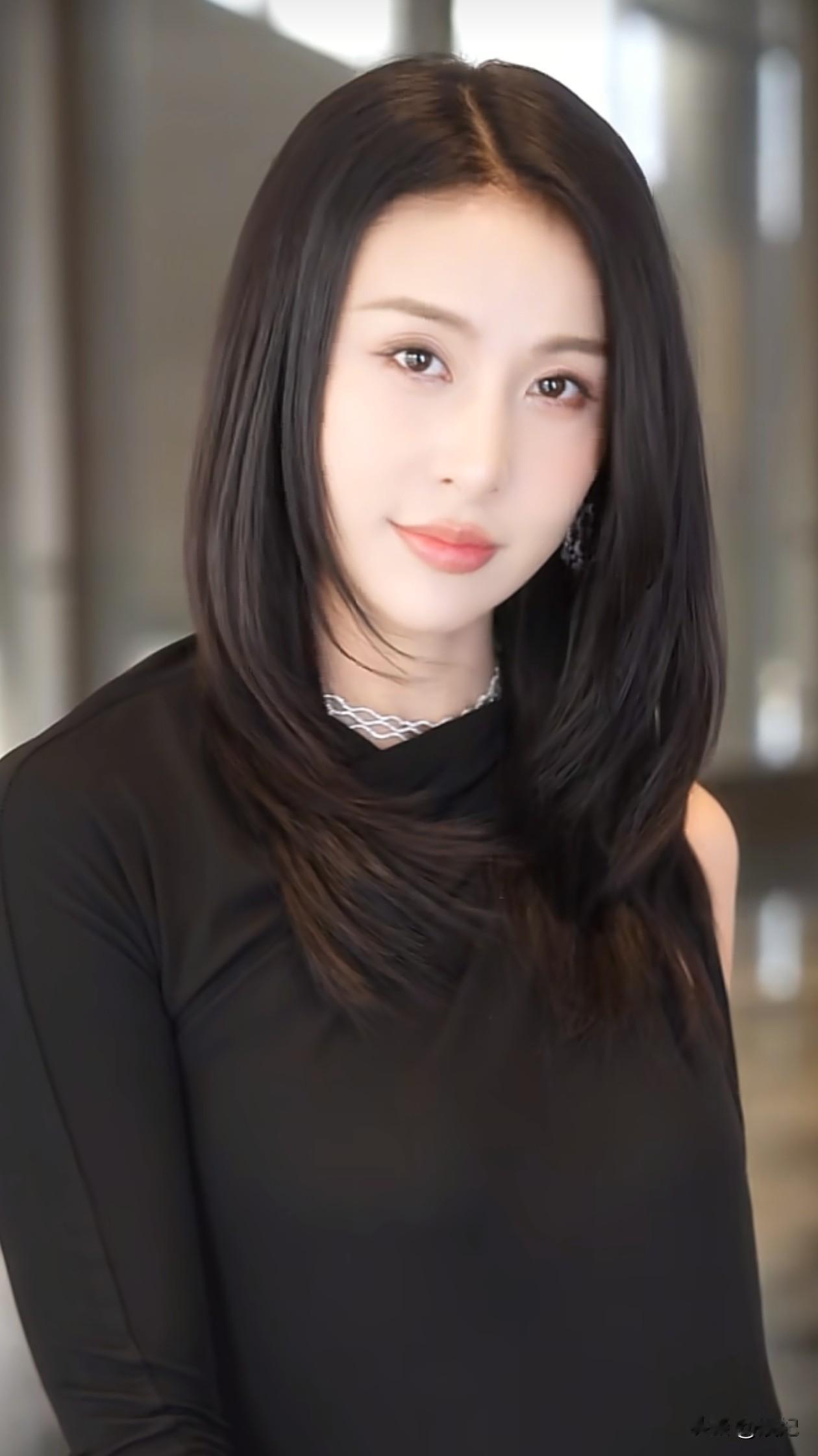 39岁贾青最新穿搭：直发+黑色露背裙，尽显美背，美出新高度