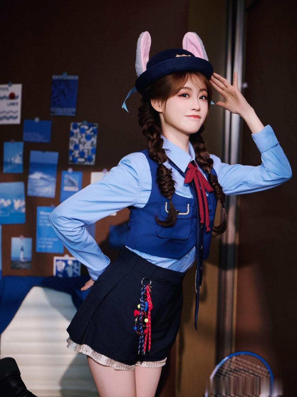 祝绪丹穿蓝制服搭兔耳帽，俏皮又灵动超吸睛