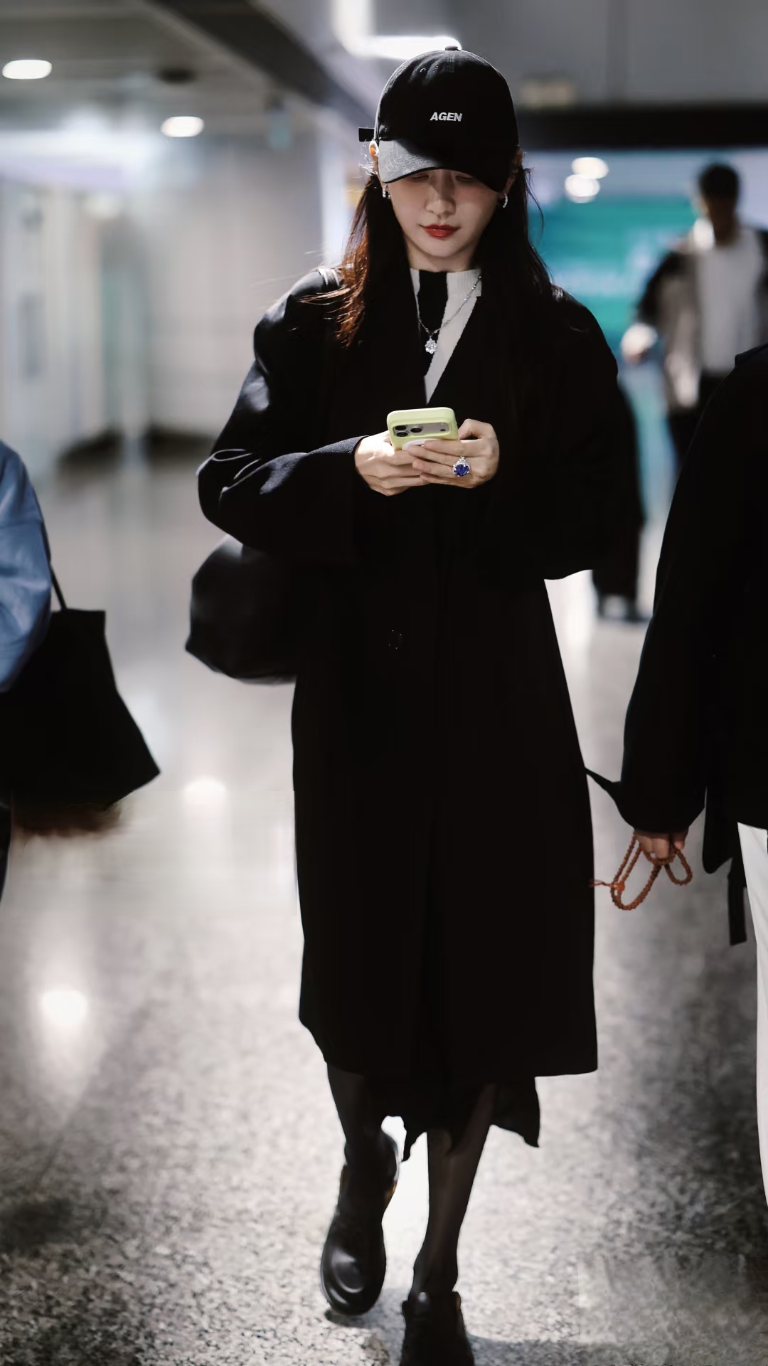 王鸥分享最新机场美照 ,黑系穿搭尽显简约高级感