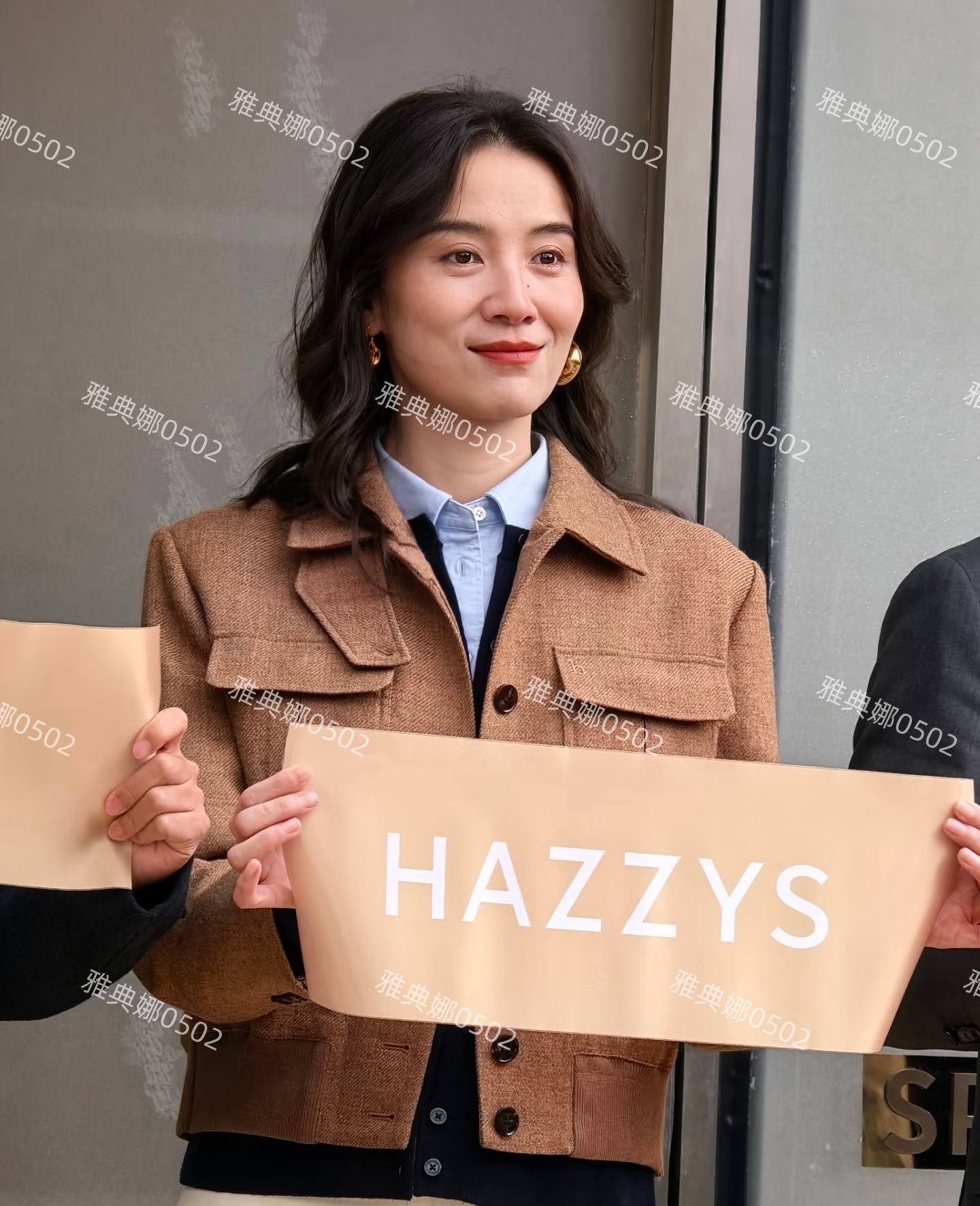 宋佳虽然是双料影后视后，但她的外形也属于偶像派，本人太漂亮了