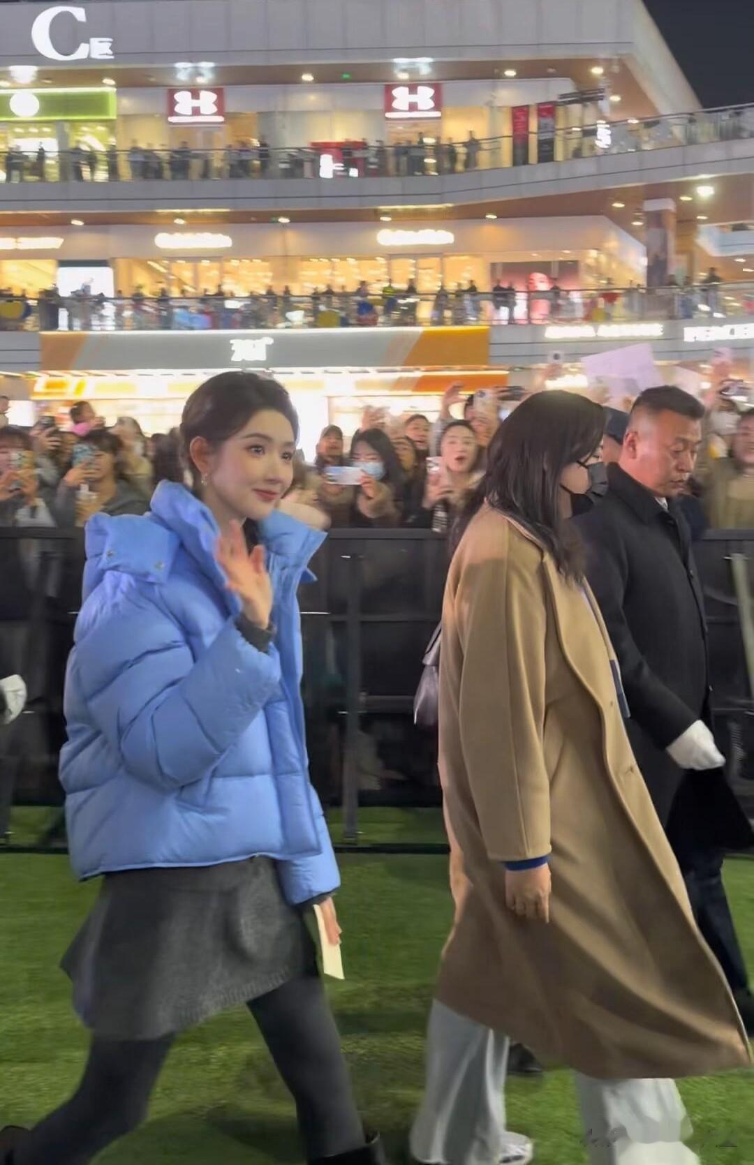 王玉雯出席雪中飞粉丝见面会,穿毛衣裙扎麻花辫,本人比电视还美