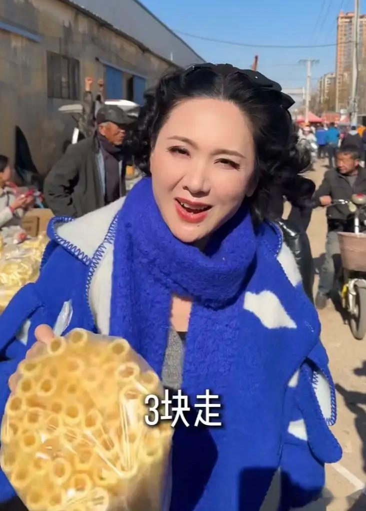 程莉莎在山东集上穿3万大衣买的糖葫芦地瓜糖棍粉丝橙子见到就买